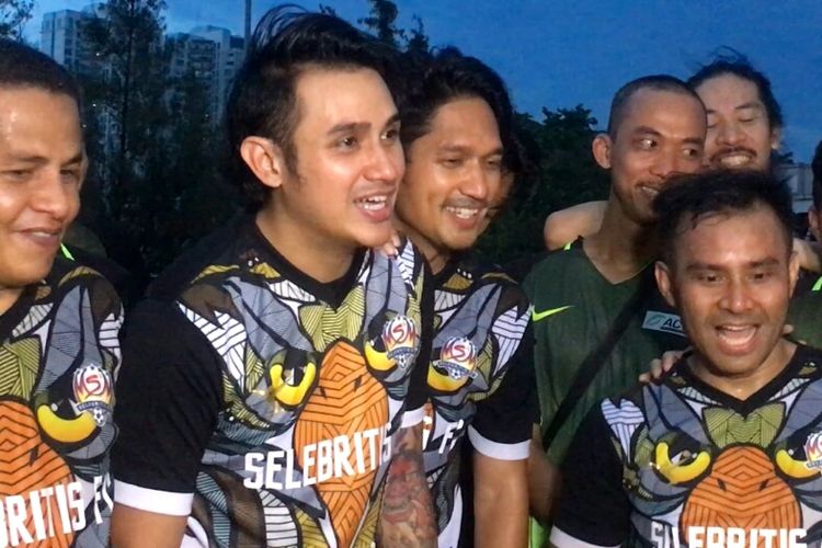 Ibnu Jamil, Vicky Nitinegoro, Hiroaki Kato dan Judika yang tergabung dalam Selebritis FC dalam pertandingan Frendly Match di lapangan bola GOR Soemantri, Rasuna Said, Jakarta Selatan, Senin (6/11/2017).