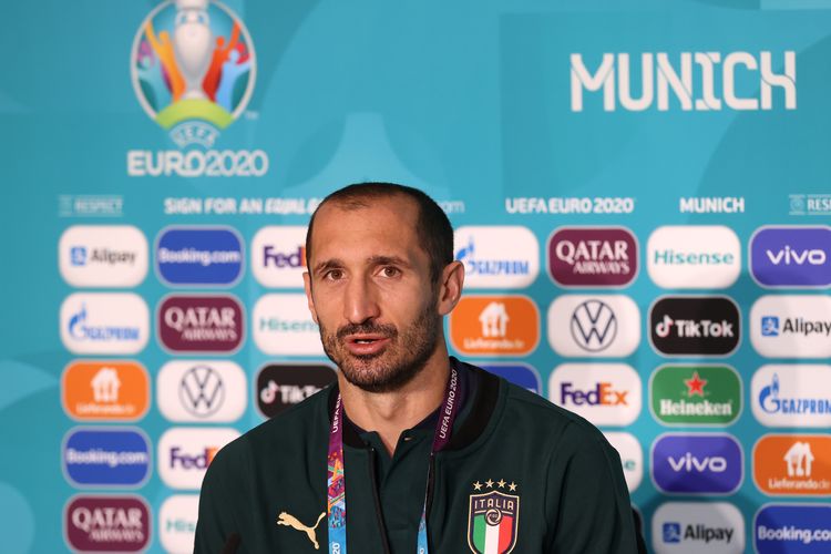 MUENCHEN, JERMAN - 1 JULI: Dalam foto yang disediakan oleh UEFA ini, terlihat kapten Italia, Giorgio Chiellini, tengah berbicara kepada media dalam konferensi pers jelang laga perempat final Euro 2020 kontra Belgia, pada 1 Juli 2021.