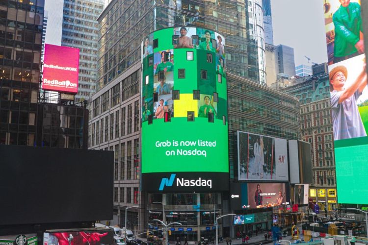 Platform layanan on demand, Grab, menampilkan foto perwakilan mitra asal Indonesia di Menara NASDAQ, New York, Amerika Serikat (AS), Kamis (2/12/2021).