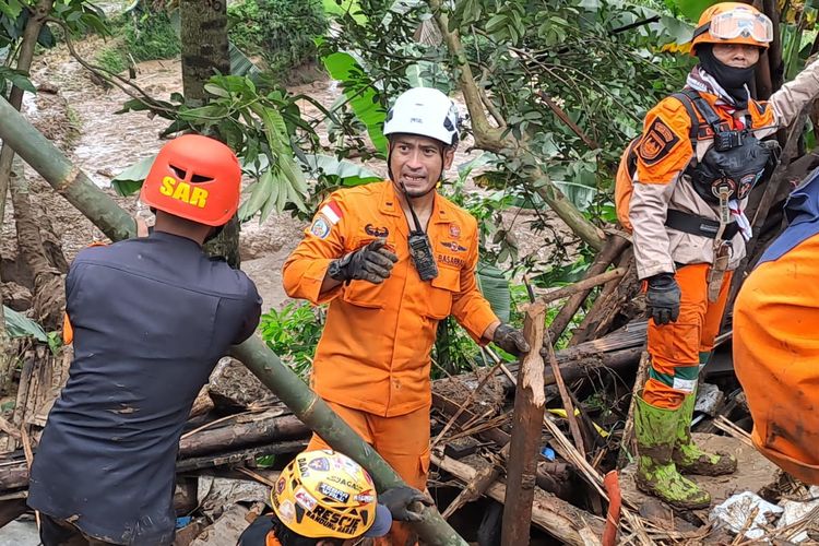 Tim SAR gabungan tengah melakukan proses pencarian dengan menyusur tiga titik di area longsor Kampung Gintung RT 03 RW 04 Desa Cibenda, Kecamatan Cipongkor, Kabupaten Bandung Barat (KBB), Jawa Barat, Senin (25/3/2024).