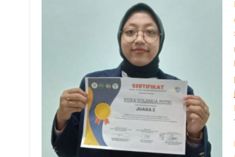 Mahasiswa Universitas Negeri Surabaya (Unesa) Rizka Yolanda Putri berhasil meraih juara lomba desain poster dan berhasil berwirausaha dari tekuni hobi.