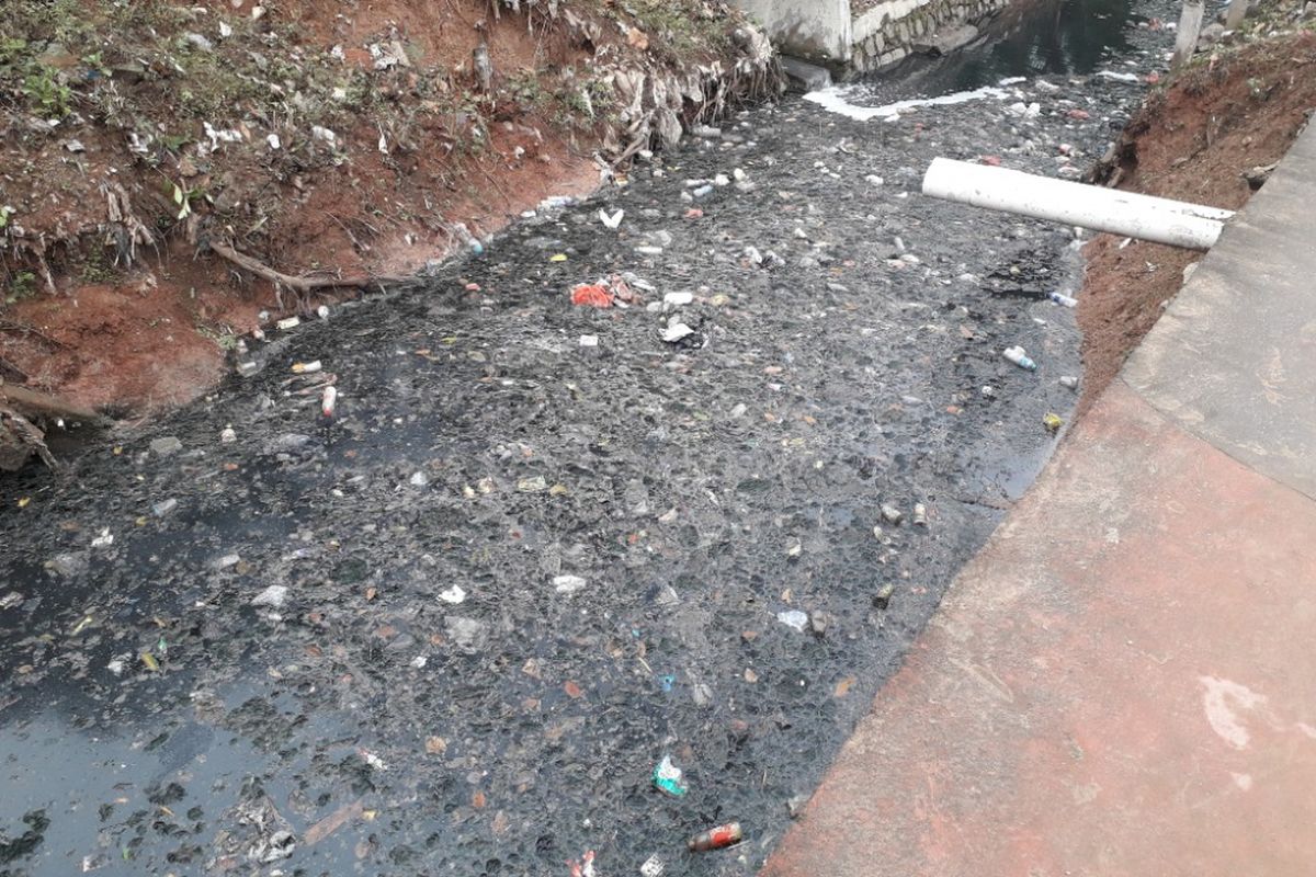 Kondisi salah satu titik di selokan di sepanjang Jalan I Gusti Ngurah Rai, Duren Sawit, Jakarta Timur, yang dipenuhi sampah, Selasa (26/6/2018).