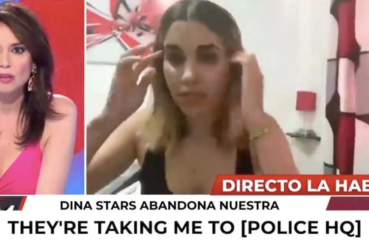 Tangkapan layar dari siaran langsung TV Spanyol Cuatro, saat YouTuber Dina Stars ditahan oleh aparat keamanan Kuba ketika sedang siaran langsung diwawancarai presenter TV.