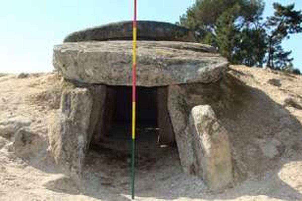 Seven Stone Antas, makam berusia 6.000 tahun di Portugal, merupakan alat pengamatan benda langit pertama yang menyerupai teleskop.