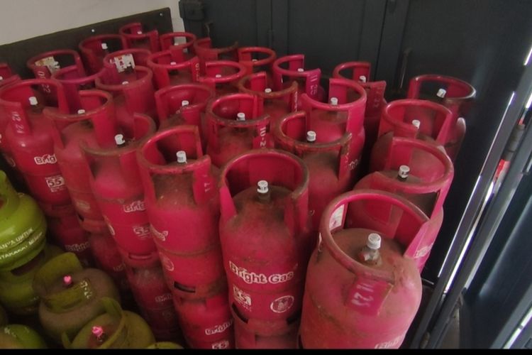 Gas non subsidi ukuran 5,5 kg dan 12kg kembali naik per 10 Juli 2022, pedagang dan pembeli gas nonsubsidi di Cirebon mengeluh, Kamis (14/7/2022). Mereka meminta pemerintah kembali menurunkan harga gas agar terjangkau masyarakat.