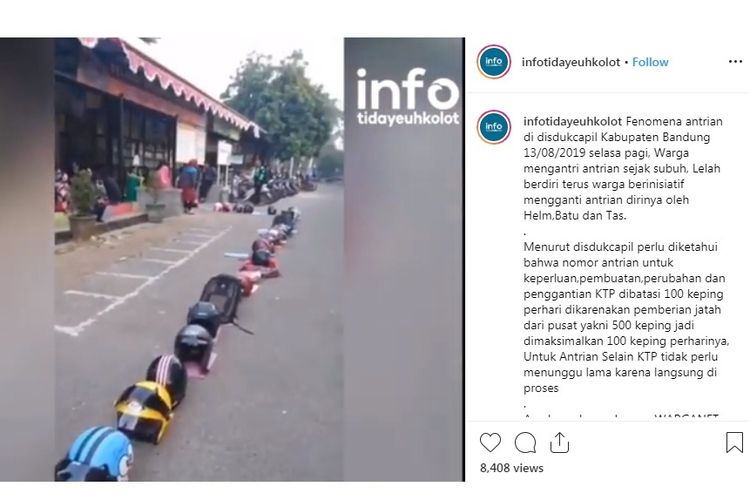 Fenomena antrian di disdukcapil Kabupaten Bandung, Selasa (13/08/2019) pagi. Warga mengantri antrian sejak subuh, Lelah berdiri terus warga berinisiatif mengganti antrian dirinya oleh helm, batu, tas, botol minuman dan sebagainya. 