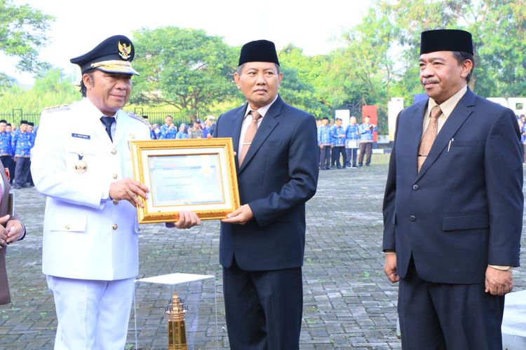 Pj Gubernur Banten Al Muktabar memberikan penghargaan kepada Sekda Kota Tangerang Herman Suwarman dalam acara Peringatan Hari Otonomi Daerah XXVIII Tahun 2024, Senin (29/4/2024). 