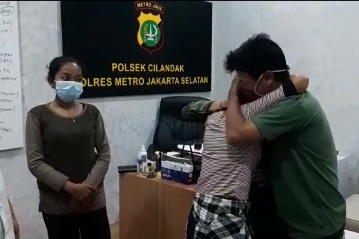 Ayah C, Andi (40) memeluk C (15) di Polsek Cilandak, Jakarta pada Rabu (4/11/2020) malam. C dinyatakan hilang selama empat dari rumahnya di kawasan Babelan, Kabupaten Bekasi, Jawa Barat sejak Minggu (1/11/2020).