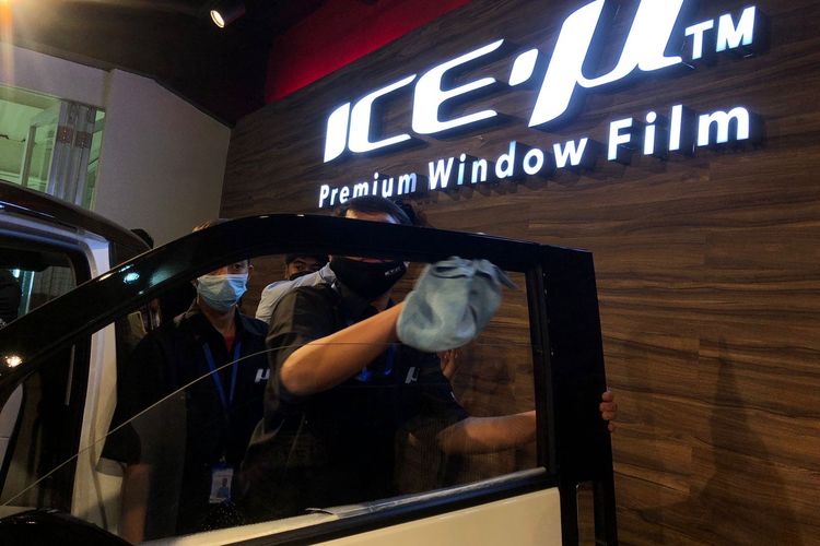 Pemasangan Kaca Film Ice-u Premium Window Film pada Wuling Air ev