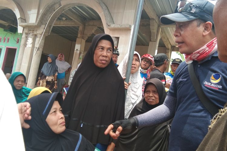 Ketua DPW Partai Nasdem Jawa Barat, Saan Mustopa di sela kegiataan bantuan pengobatan kepada warga penyintas banjir di Desa Karyasari, Kecamatan Rengasdengklok, Kabupaten Karawang, Minggu (8/3/2020).