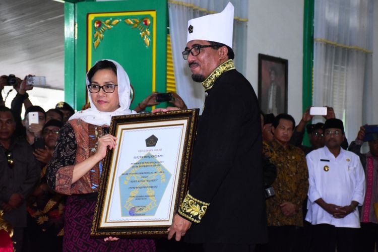 Menteri Keuangan RI, Sri Mulyani Indrawati mendapatkan gelar adat dari Kesultanan Tidore, Maluku Utara, Kamis (8/3/2018)