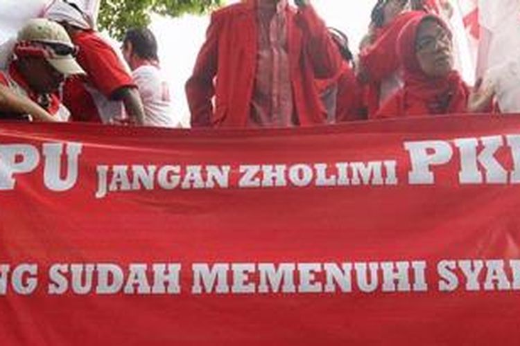 Simpatisan Partai Keadilan dan Persatuan Indonesia (PKPI)  menggelar unjuk rasa di depan Kantor KPU, Jakarta, Jumat (8/3/2013).Mereka menuntut KPU meloloskan PKPI sebagai parpol peserta Pemilu 2014 yang sudah memenuhi syarat verifikasi.