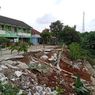 Hujan Deras Awal Januari Sebabkan Halaman SD IT di Depok Longsor