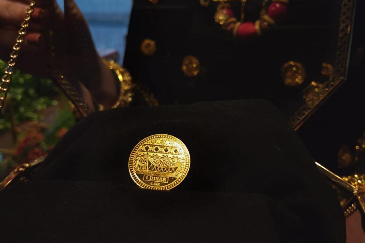 Koin emas 1 dinar 24 karat bercorak Rumah Gadang dan Songket Pandai Sikek