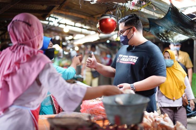 Bupati Kediri Hanindhito Himawan Pramana menggelar operasi pasar murah khusus sembako di 7 titik di Kabupaten Kediri sepanjang November 2022.
