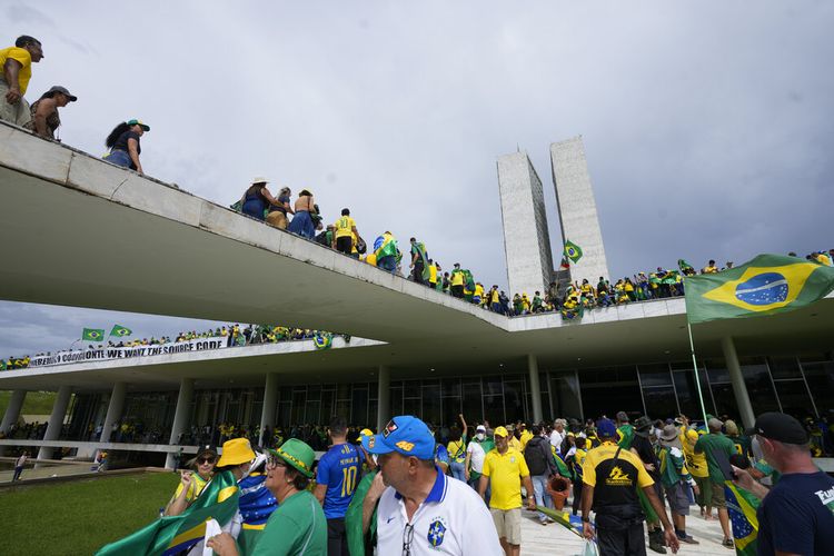Massa pendukung mantan Presiden Brasil Jair Bolsonaro menyerbu gedung Kongres Nasional di Brasilia, Brasil, Minggu (8/1/2023).