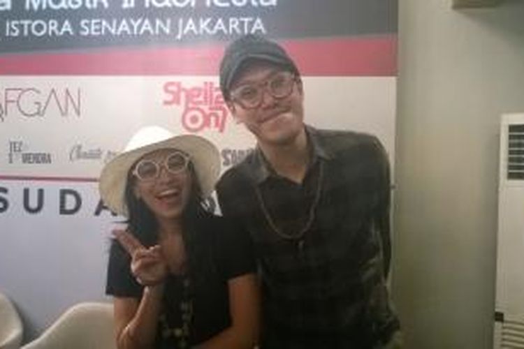 Duo Endah N Rhesa diabadikan usai jumpa pers Konser Cinta Musik Indonesia (KCMI) 2015 di kawasan Senopati, Jakarta Selatan, Senin (26/10/2015).