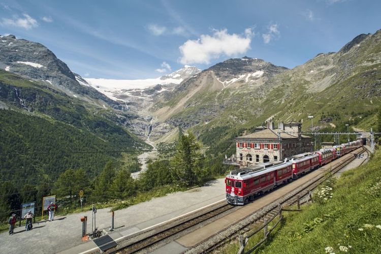 Ilustrasi kereta - Kereta Bernina Express di Swiss.