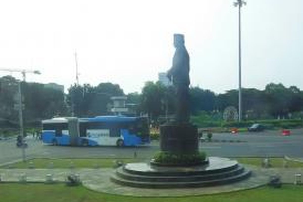 Bus baru transjakarta sedang melakukan ujicoba operasional pada Senin (15/6/2015) ini di kawasan jalan Medan Merdeka Selatan.