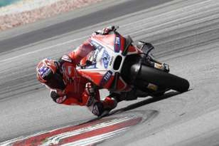 Pebalap Ducati asal Australia, Casey Stoner, memacu Desmosedici GP15 pada sesi tes tertutup di Sirkuit Sepang, Malaysia, Sabtu (30/1/2016).