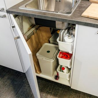 Ilustrasi penyimpanan di bawah bak cuci piring.