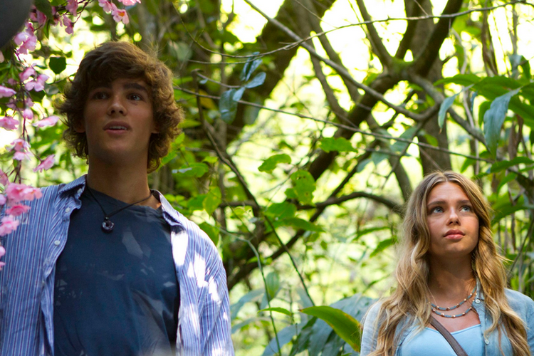 Indiana Evans and Brenton Thwaites in Blue Lagoon: The Awakening (2012)