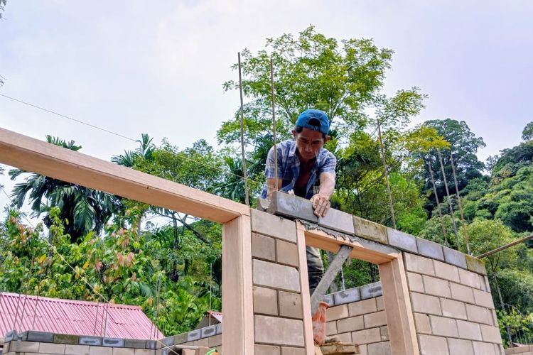Kisah Penyintas Galodo Padang Bangun Rumah Sendiri, Dibayar Rp 125.000 per Hari