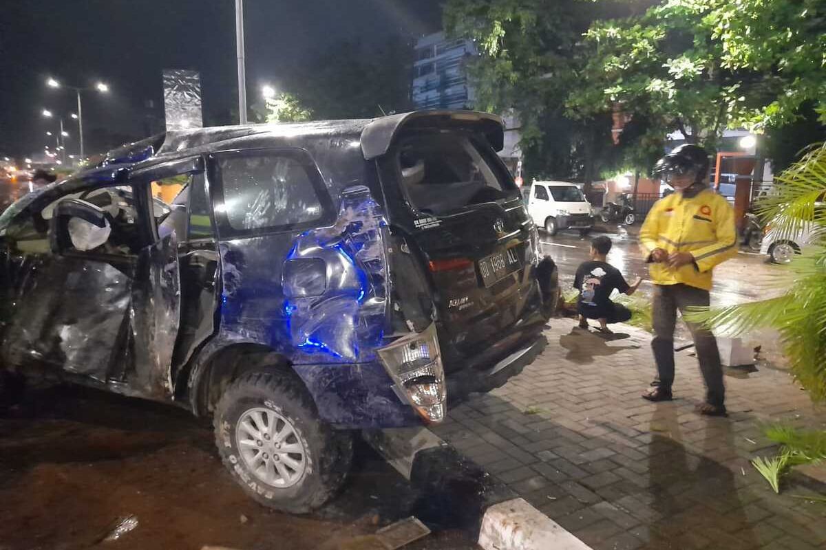 Sebuah mobil Innova bernomor polisi DD 1968 AL yang belakangan diketahui ternyata mobil dinas Pemerintah Kabupaten Gowa mengalami kecelakaan tunggal di Jl AP Pettarani, Kota Makassar, Selasa (14/2/2023).