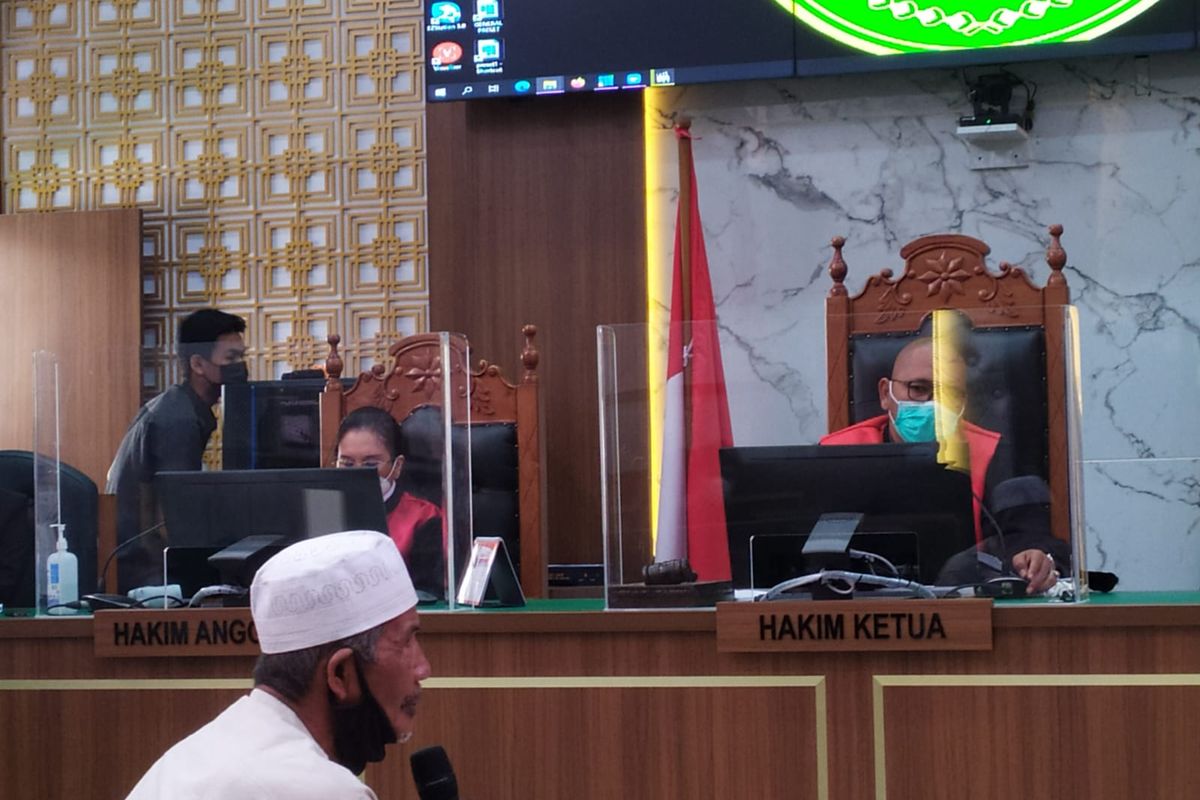 Jaksa Penuntut Umum menghadirkan salah satu saksi yaitu mantan Ketua RW 04 Bedahan, Hamdani, dalam sidang lanjutan penyebaran berita bohong babi ngepet dengan terdakwa Adam Ibrahim di Bedahan, Sawangan, Depok, digelar Pengadilan Negeri Depok pada Senin (20/9/2021).  