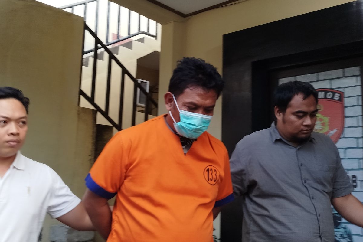 JS, ayah penyanyi cilik FP saat digelandang ke tahanan Ma Polresta Banyuwangi, Rabu (11/6/2025).