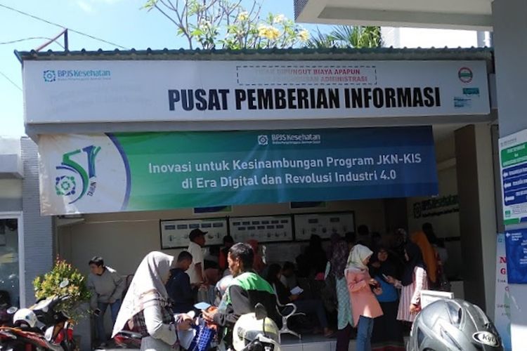 Warga Banyuwangi saat antri membuat kartu BPJS Kesehatan 