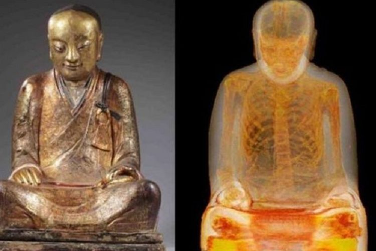 Analisis X-ray memperlihatkan jasad biksu (kanan) di dalam patung Buddha.
