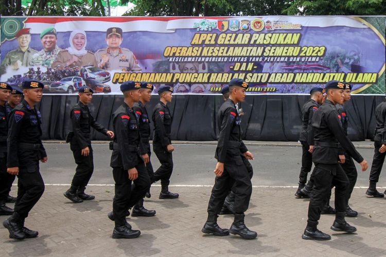 Personel Korps Brimob mengikuti apel gelar pasukan pengamanan Resepsi Satu Abad Nahdlatul Ulama (NU) di parkir timur Gelora Delta Sidoarjo, Jawa Timur, Senin (6/2/2023). Apel gelar pasukan yang diikuti ribuan personel gabungan jajaran TNI, Polri dan instansi terkait tersebut untuk pengamanan dan menjaga kondusifitas Kamtibmas kegiatan itu. ANTARA FOTO/Umarul Faruq/nym. 