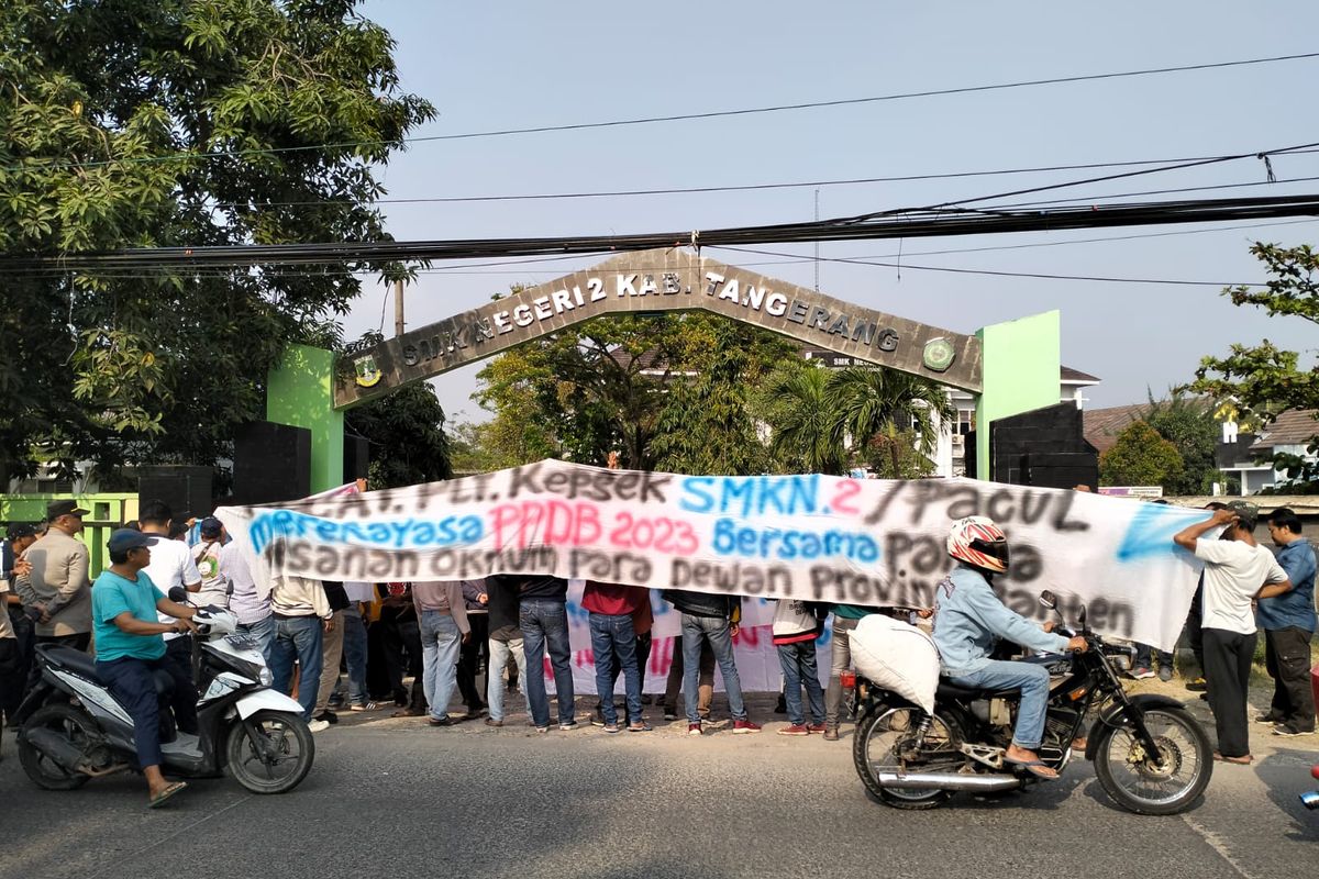 Para orangtua murid melakukan protes terkait kecurangan PPDB zonasi.