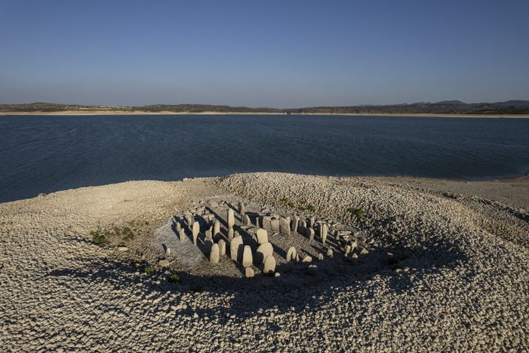 Monumen 150 batu tegak yang dijuluki ?Spanish Stonehenge, telah muncul kembali dari reservoir, setelah kekeringan Eropa