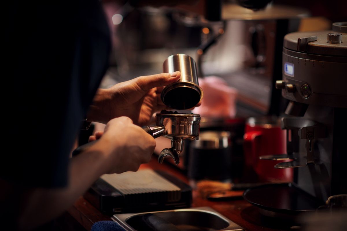 Ilustrasi barista di coffee shop.