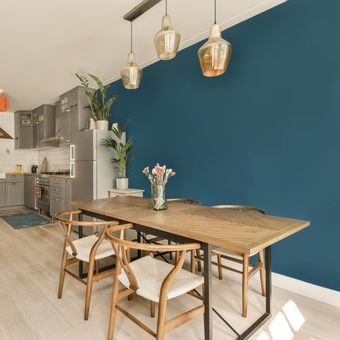 Ilustrasi ruang makan dengan nuansa warna biru. 