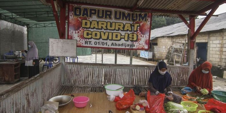 Warga membuat dapur umum untuk membantu mereka yang menjalani isolasi mandiri di Jawa Barat.