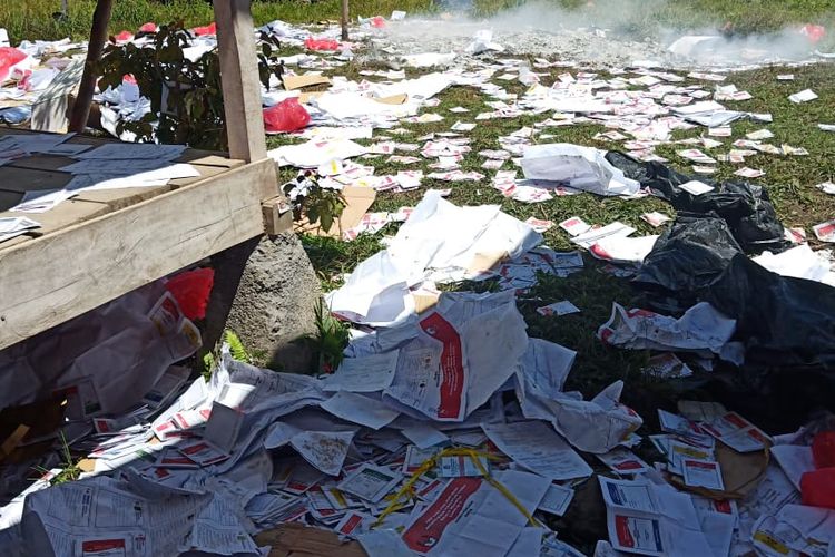 Surat suara dan logistik Pemilu lainnya rusak akibat aksi anarkis yang dilakukan oknum Caleg AB di Distrik Wandae, Kabupaten Intan Jaya, Papua (18/04/2019)