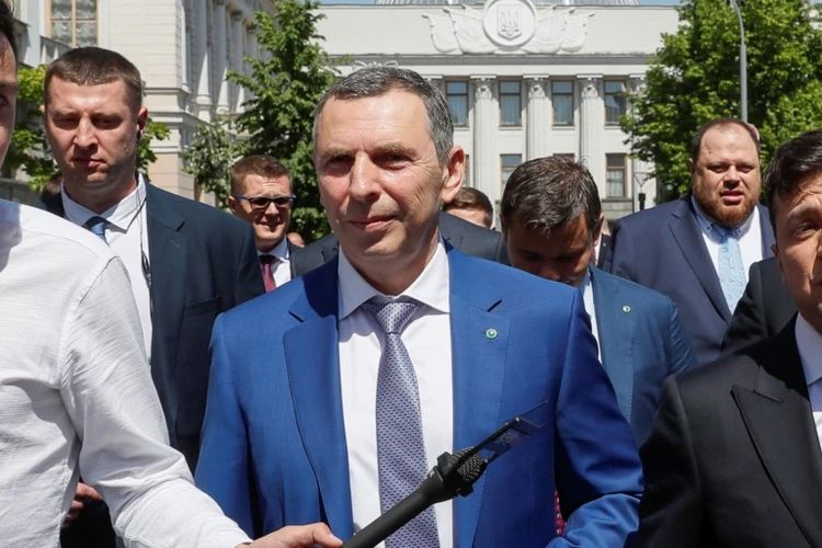 Presiden Ukraina Volodymyr Zelensky (kanan) bersama penasihatnya, Serguiï Shefir (tengah). Shefir lolos dari upaya pembunuhan setelah kawanan bersenjata menyerang mobilnya.