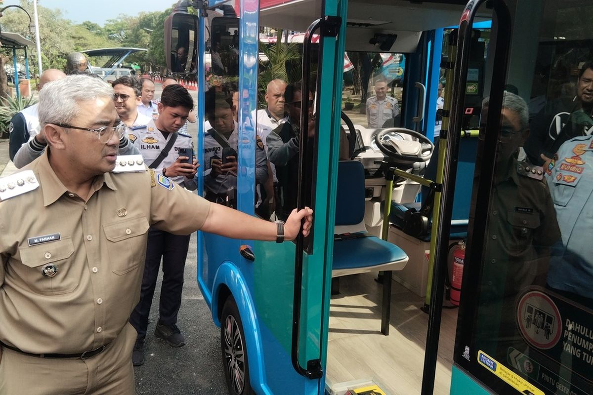 Perusahaan produsen kendaraan listrik, PT Marlip Indo Mandiri menunjukkan satu unit kendaraan listrik dengan jenis minibus yang diberinama Angklung (Angkutan Listrik Bandung) kepada Wali Kota Bandung, Muhammad Farhan di Kantor Dinas Perhubungan Kota Bandung, Senin (4/8/2025).