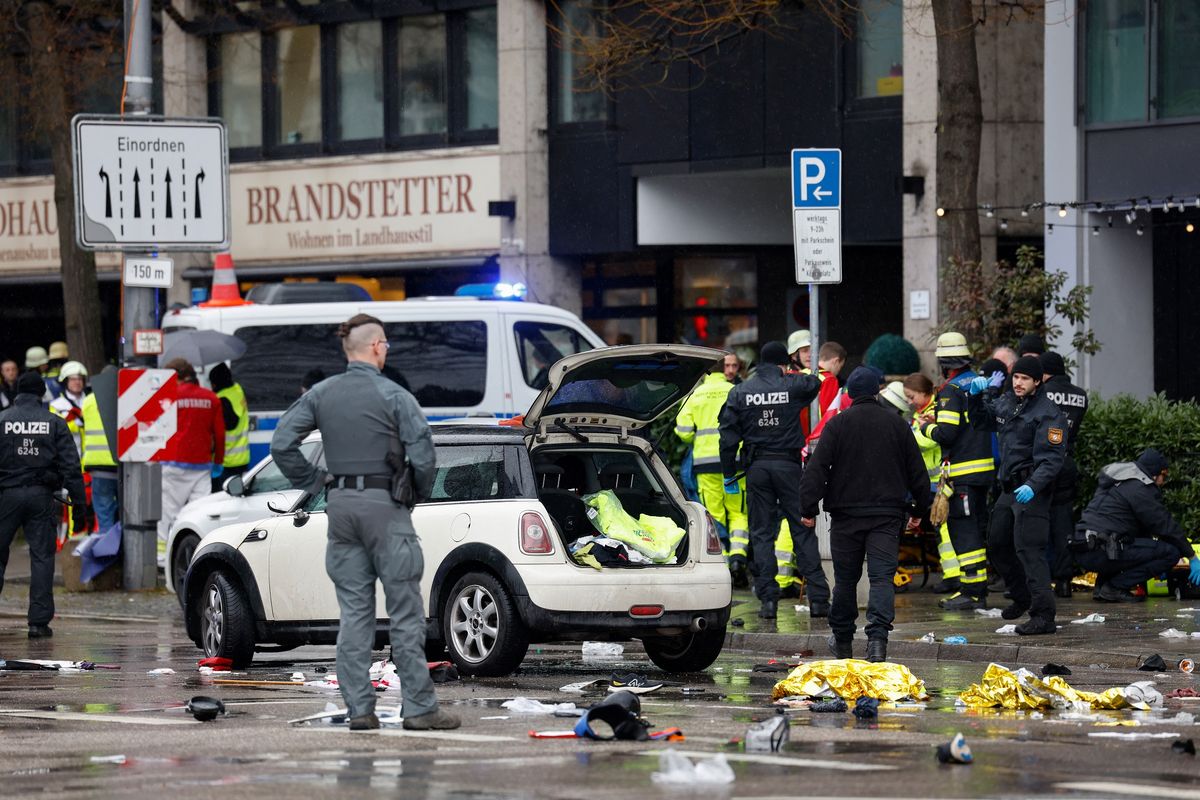 Mobil yang dipakai tersangka untuk menabrak kerumunan pedemo di Munich, Jerman, Kamis (13/2/2025). Insiden ini membuat 20 orang luka-luka.