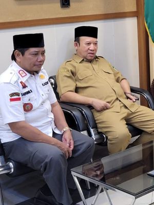Ketua Payuguban Kades Satria Praja Saifuddin (kiri) meminta izin kepada Bupati Banyumas Achmad Husein untuk menggelar unjuk rasa di Jakarta, baru-baru ini.
