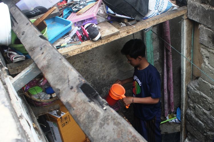 Heri Misbahudin (17), remaja asal Cianjur, Jawa Barat tengah membereskan rumahnya di Desa Sukatani, Kecamatan Pacet, Kabupaten Cianjur, Jawa Barat , Jumat (18/10/2019). Ia kini harus menjadi tulang punggung bagi ketiga adiknya setelah kedua orangtuanya meninggal dunia secara tragis karena digigit ular.