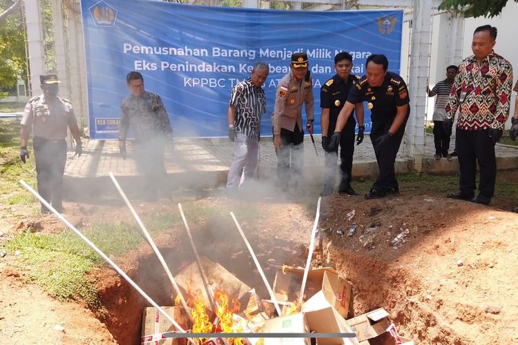 Kantor Pengawasan dan Pelayanan Bea Cukai Atambua, Kabupaten Belu, Nusa Tenggara Timur (NTT), musnahkan sejumlah barang hasil sitaan di perbatasan Indonesia-Timor Leste