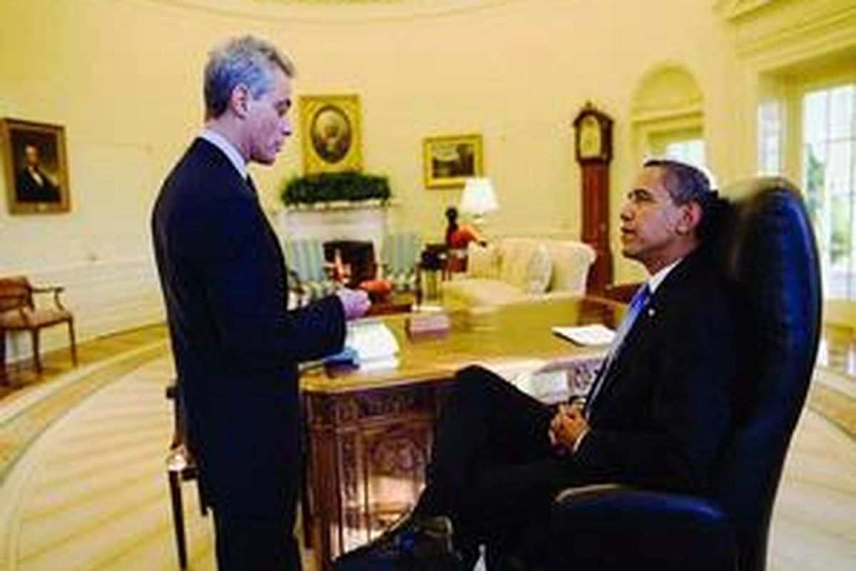 Presiden Amerika Serikat Barack Obama (kanan) berbincang dengan Kepala Staf Gedung Putih Rahm Emanuel, Rabu (21/1) di Ruang Oval, Gedung Putih, Washington. Ini adalah hari pertama Presiden Obama memulai tugas penuh sebagai pemimpin negara AS