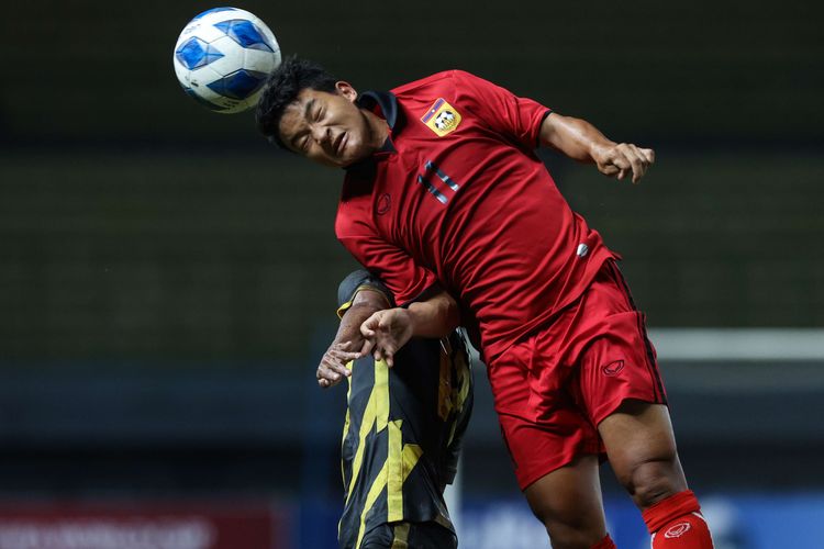 Pemain timnas U19 Laos, Phonsack Seesavath menyundul bola saat bertanding melawan timnas U19 Malaysia pada pertandingan final Piala AFF U19 di Stadion Patriot Candrabhaga, Bekasi, Jumat (15/7/2022). Malaysia tampil sebagai juara Piala AFF U19 2022 setelah menang dengan skor 2-0.