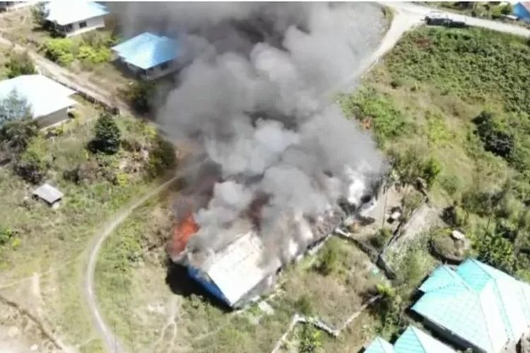 Gedung yang diduga Barak Dinas Pemuda dan Olahraga Intan Jaya dibakar kelompok TPNPB-OPM, Selasa (16/08).