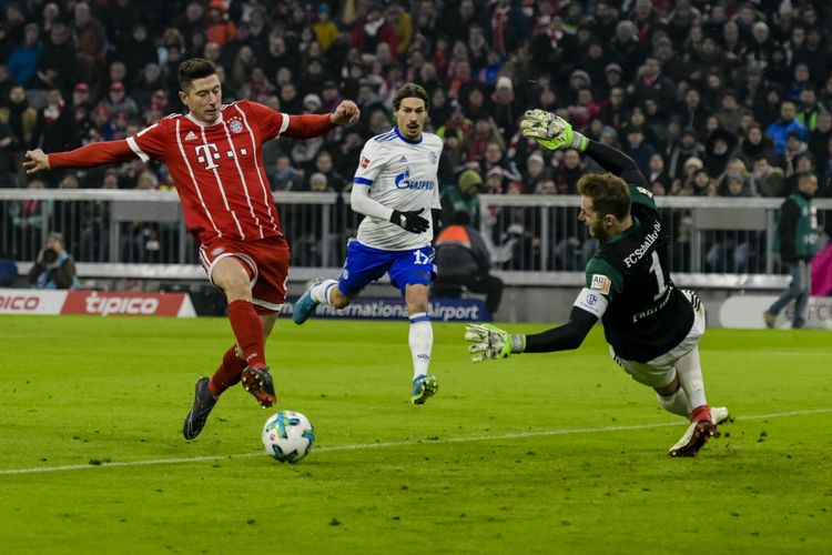 Robert Lewandowski mencetak satu gol saat Bayern Muenchen menang 2-1 atas Schalke 04 pada pertandingan Bundesliga di Allianz Arena, Sabtu (10/2/2018). 