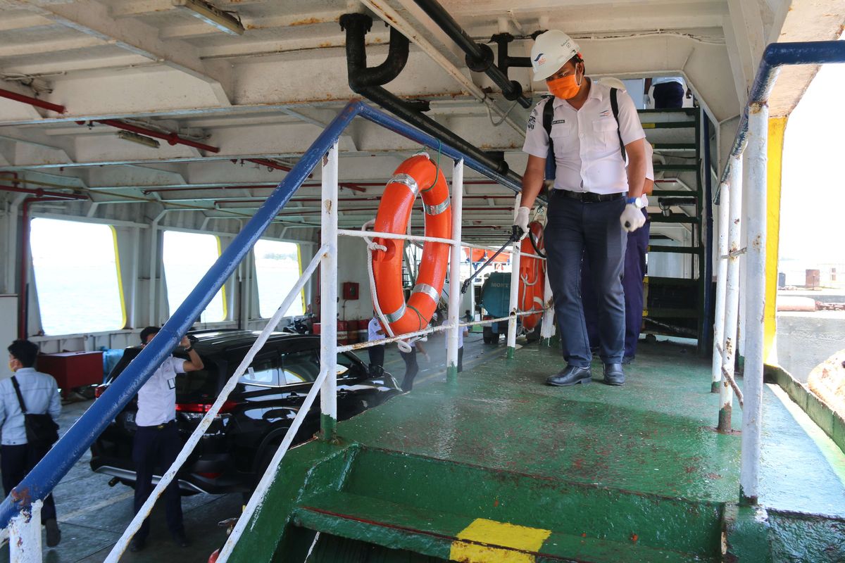 Petugas dari PT Angkutan Sungai Danau Dan Penyebrangan (ASDP) Kota Banda Aceh melakukan penyemprotan disinfektan seluruh kapal penyebrangan dari Ulee Lheu Banda Aceh - Balohan, Sabang, Rabu (18/03/2020). Penyemprotan ini dilakukan untuk mencegah penyebaran wabah virus corona di Aceh karena di Indonesia kasus Covid-19 terus melonjak.